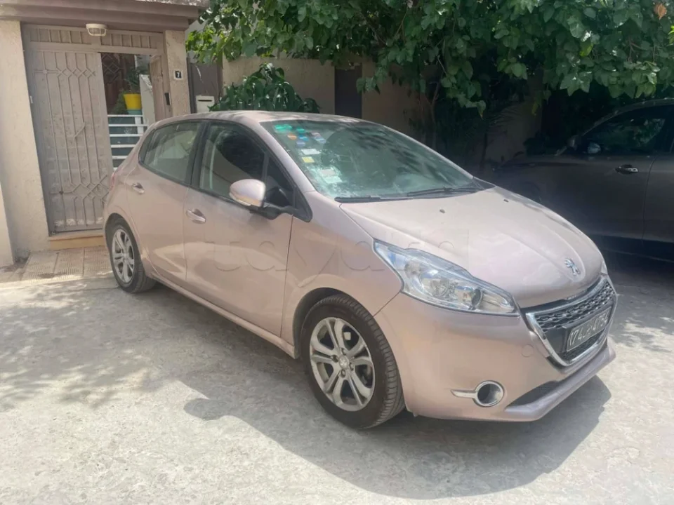 Peugeot 208 - Photo 2