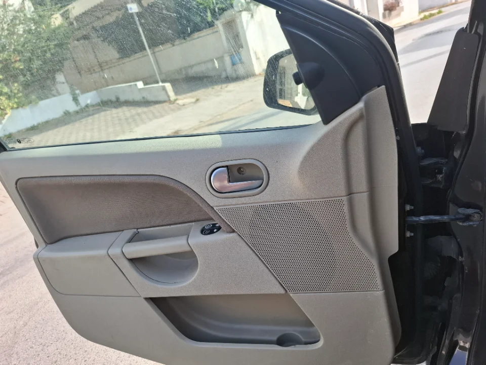Ford FIESTA - Photo 9