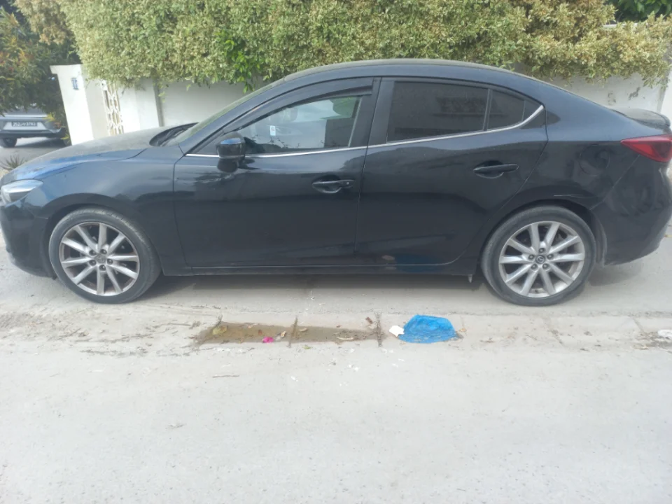 Mazda MAZDA3 - Photo 2