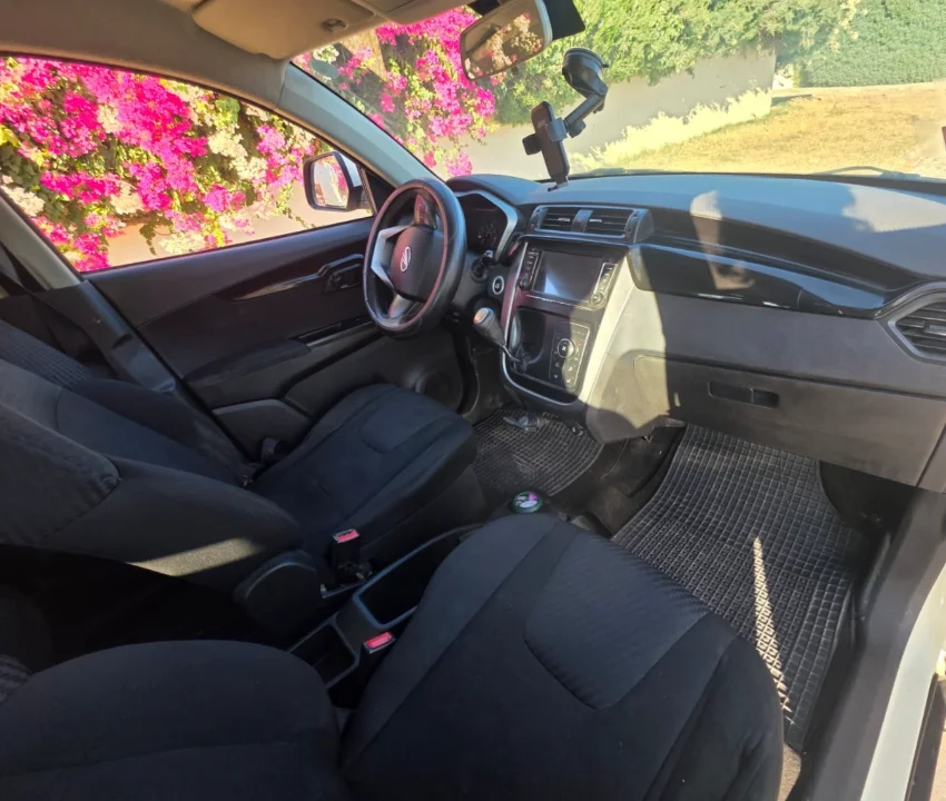 Mahindra KUV 100 - Photo 5