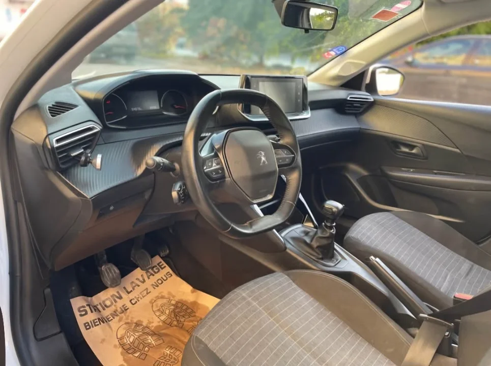 Peugeot 208 - Photo 2