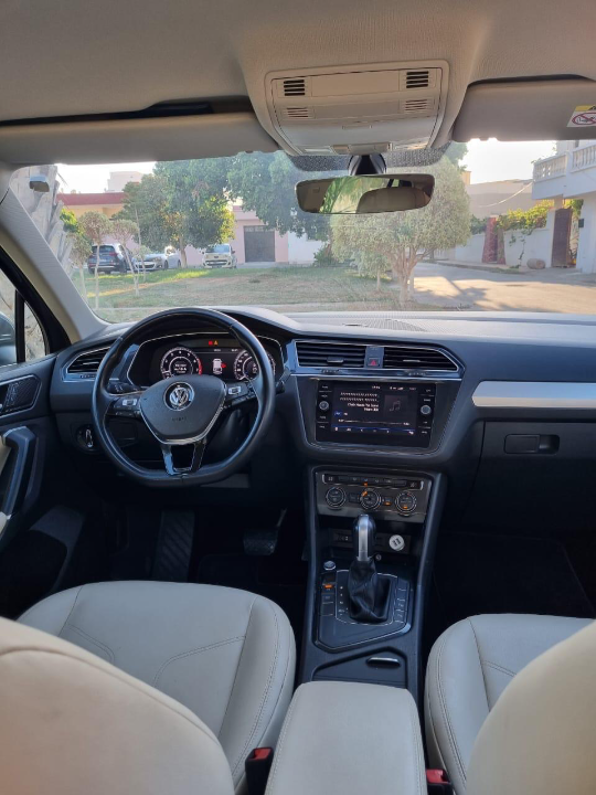 Volkswagen Tiguan - Photo 2