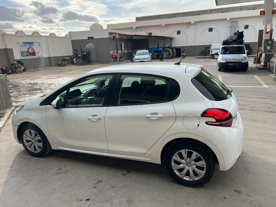 Peugeot 208 - Photo 2