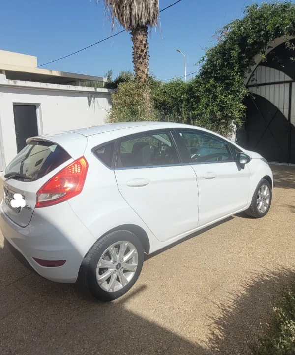 Ford FIESTA - Photo 2