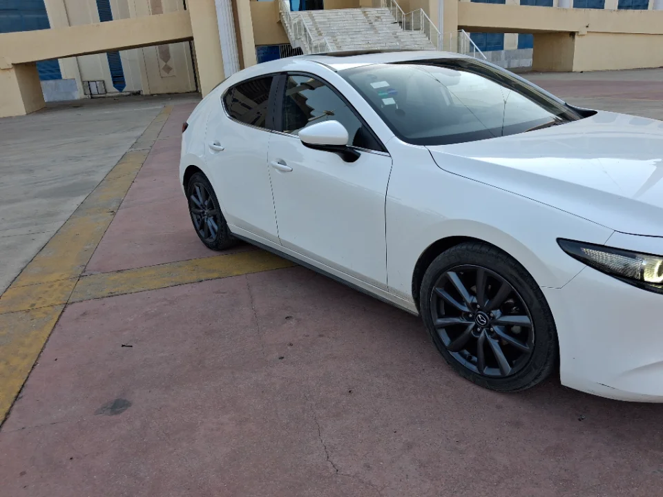 Mazda MAZDA3 - Photo 2