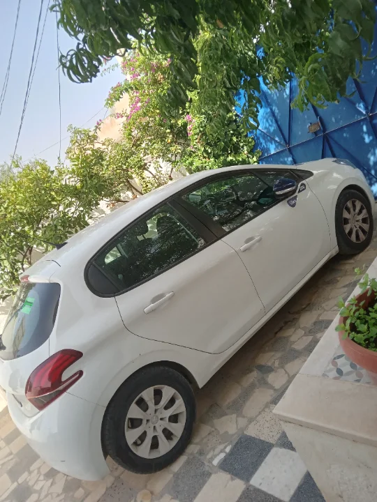 Peugeot 208 - Photo 2