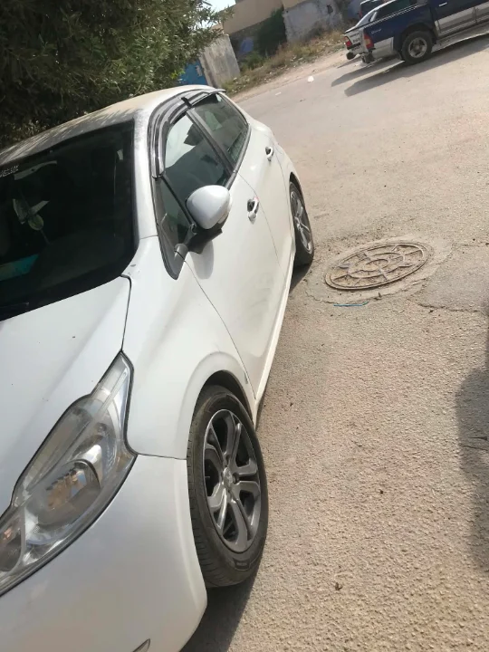 Peugeot 208 - Photo 2