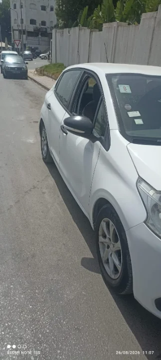 Peugeot 208 - Photo 2