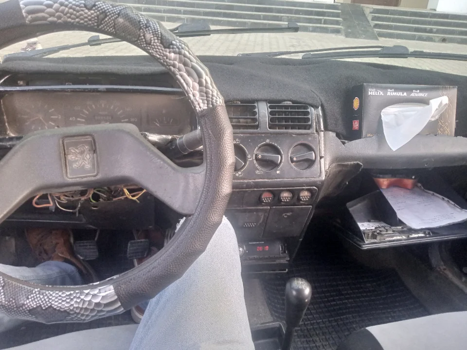 Peugeot 205 - Photo 2