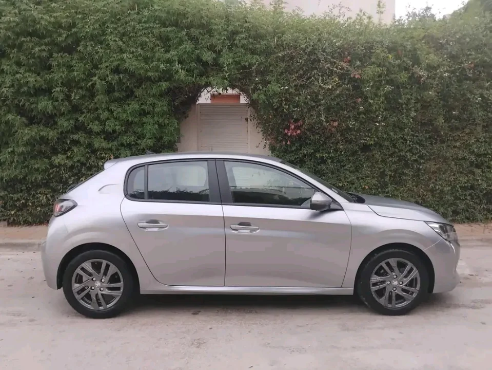 Peugeot 208 - Photo 2