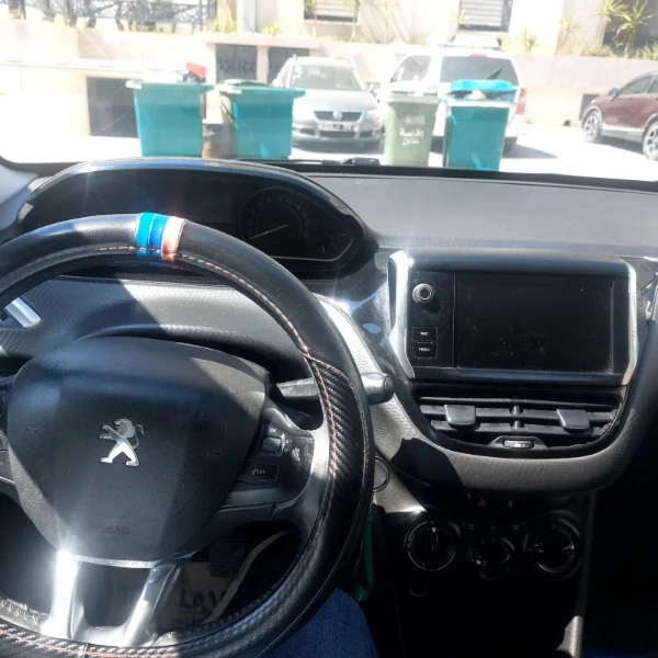 Peugeot 208 - Photo 8