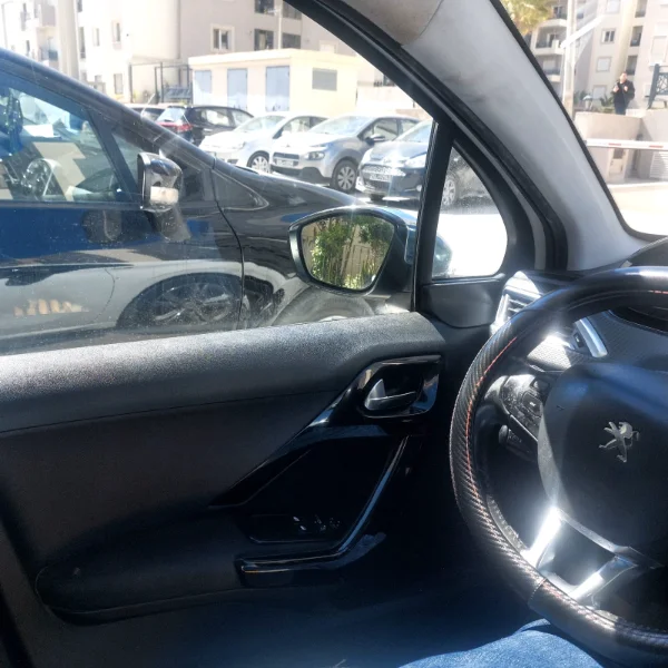 Peugeot 208 - Photo 6