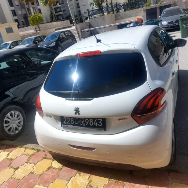 Peugeot 208 - Photo 2
