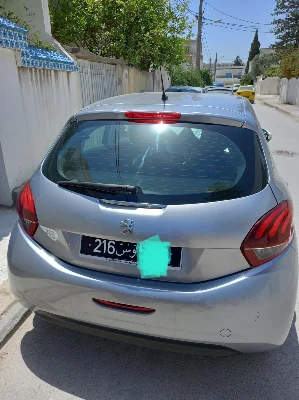 Peugeot 208 - Photo 2