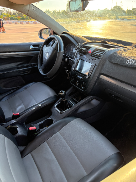 Volkswagen Jetta - Photo 2