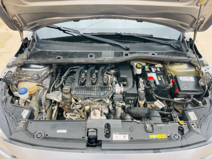 Peugeot 208 - Photo 6