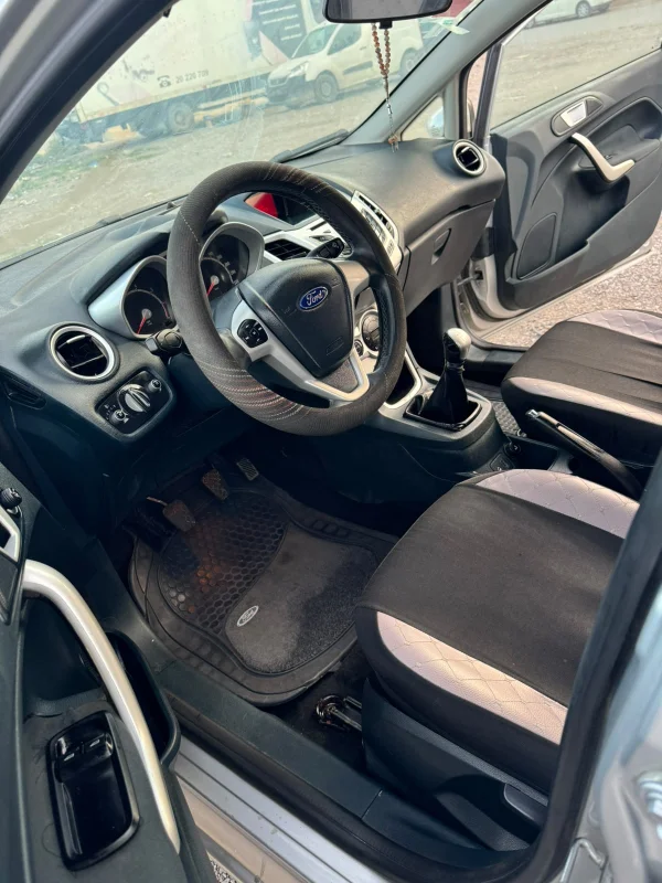 Ford FIESTA - Photo 4