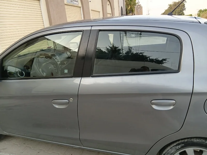 Mitsubishi Mirage - Photo 2