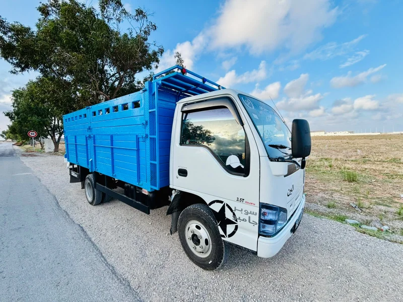 Isuzu AUTRE - Photo 2