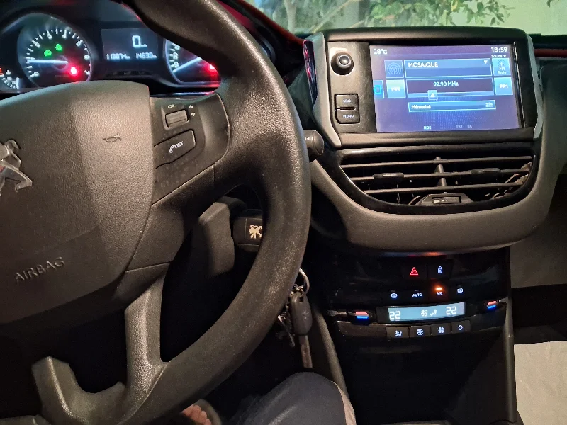 Peugeot 208 - Photo 6