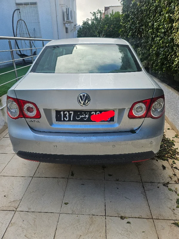 Volkswagen Jetta - Photo 2