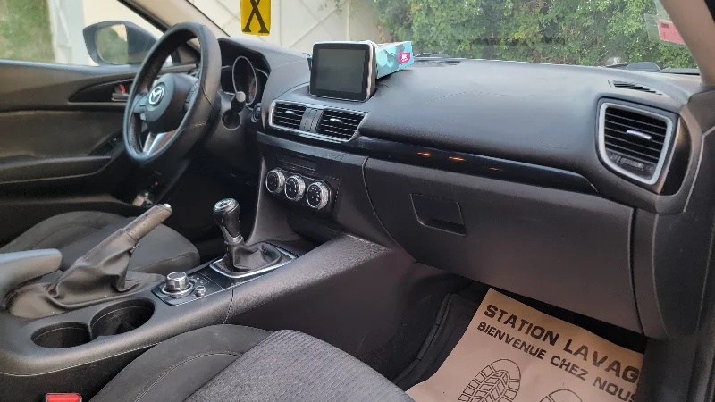 Mazda MAZDA3 - Photo 2