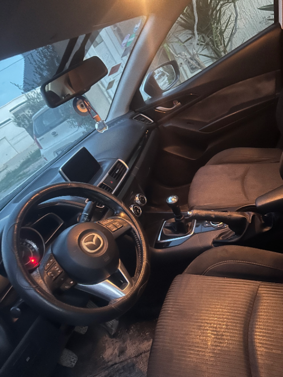 Mazda MAZDA3 - Photo 2