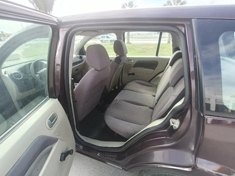 Ford FUSION - Photo 6