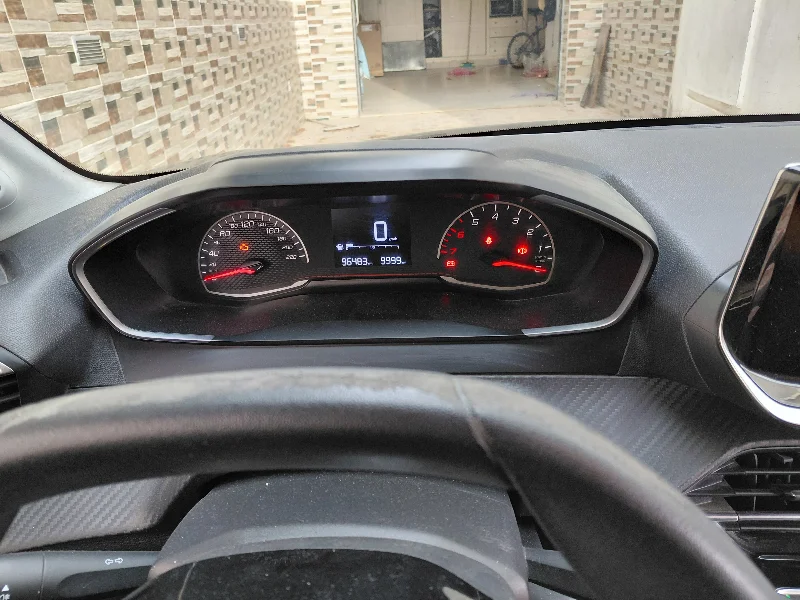 Peugeot 208 - Photo 6