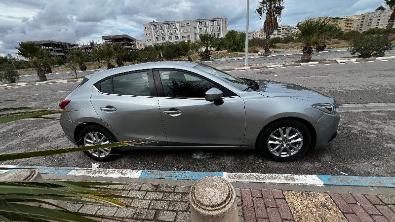 Mazda MAZDA3 - Photo 2